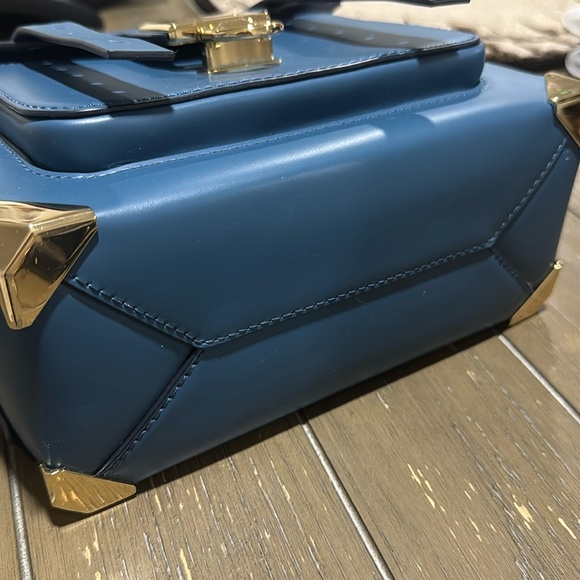 Michael Kors Manhattan Crossbody - Picture 11 of 11